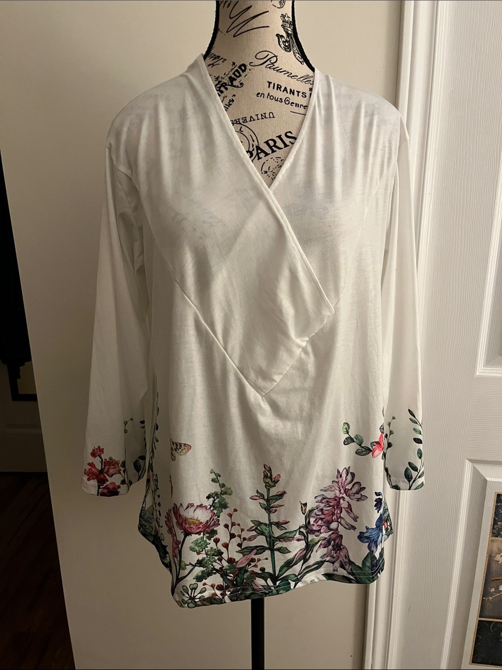 MISSLOOK White Floral V-Neck Tunic Top